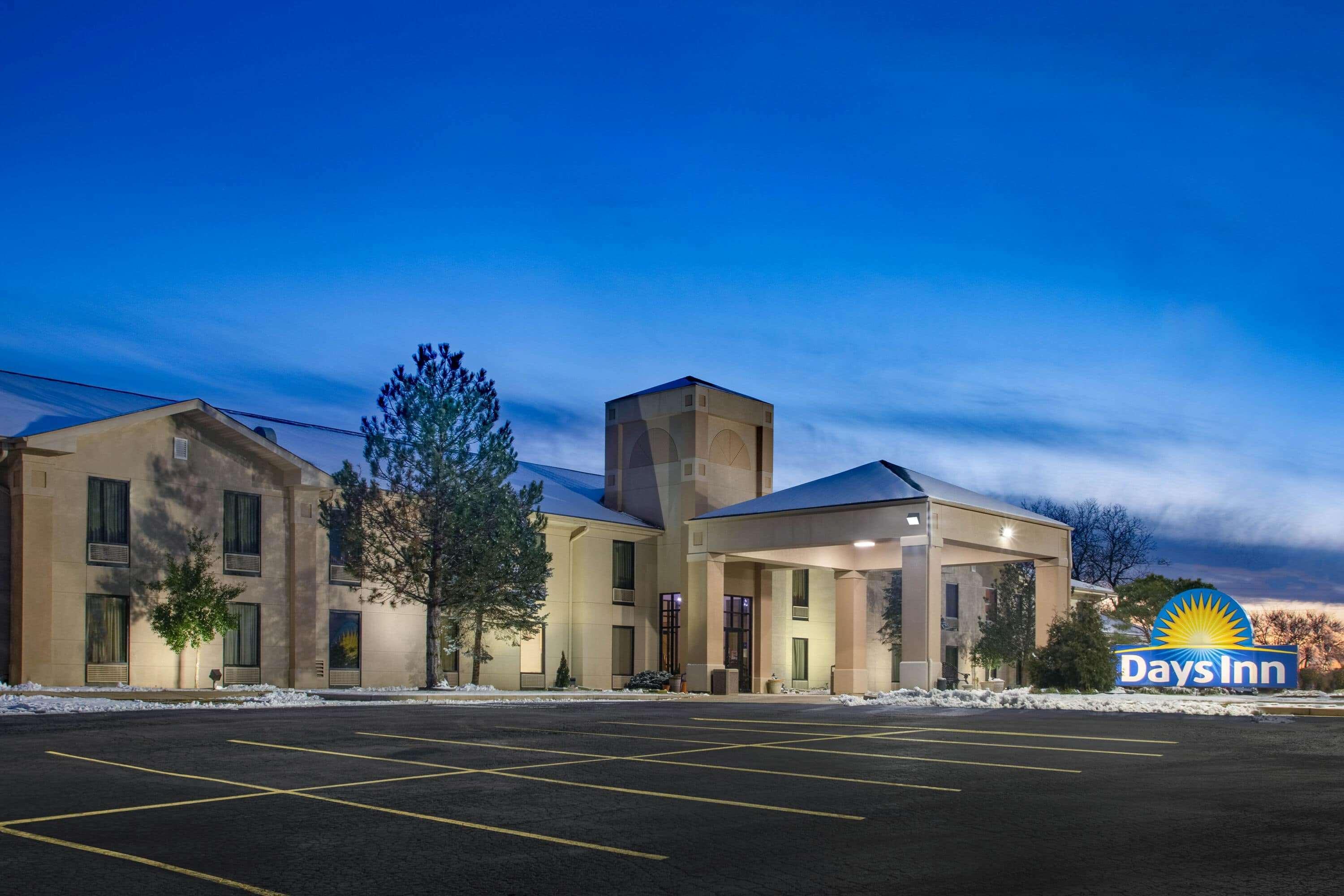 Days Inn & Suites By Wyndham Cuba Exterior photo