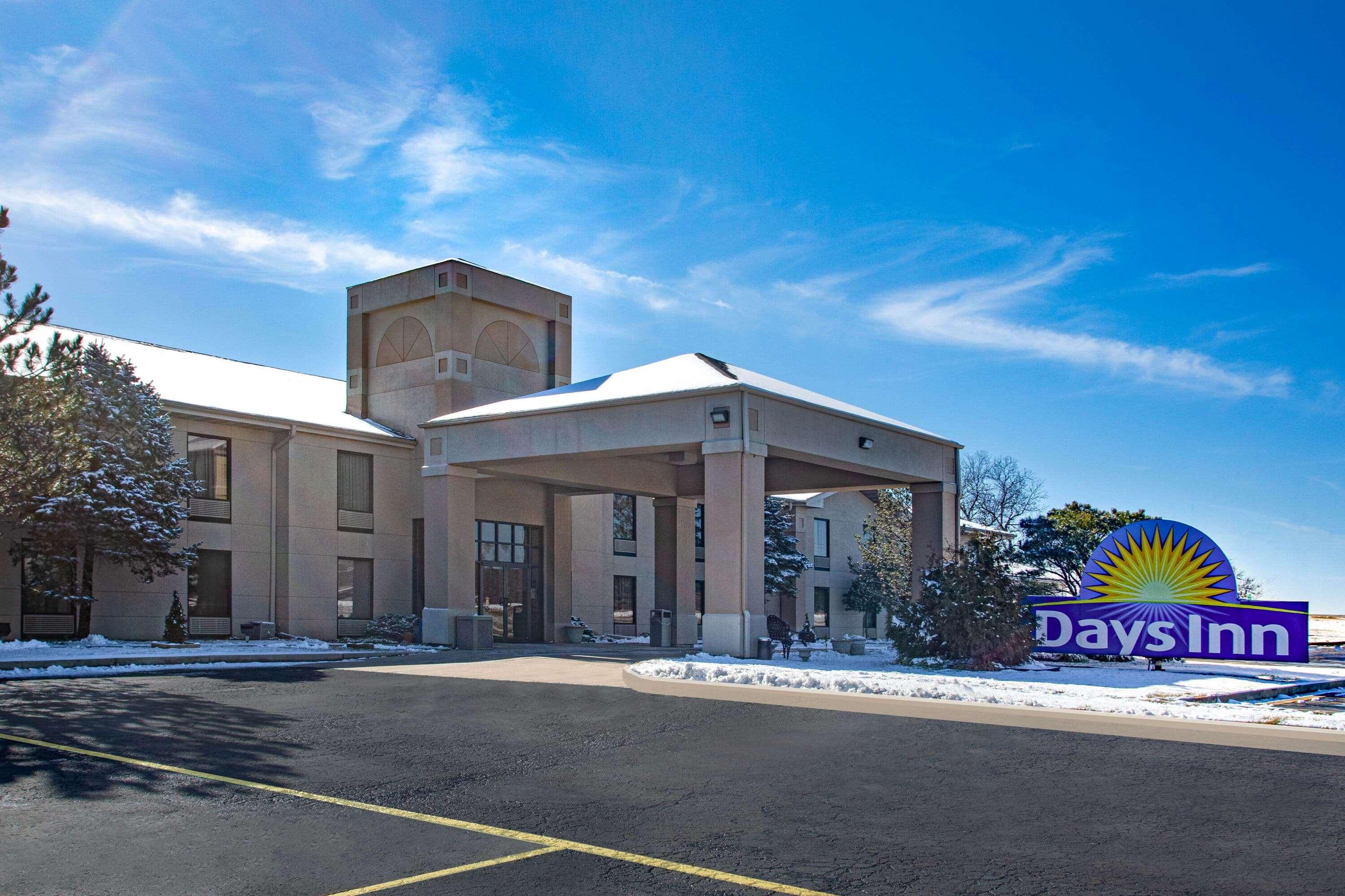 Days Inn & Suites By Wyndham Cuba Exterior photo