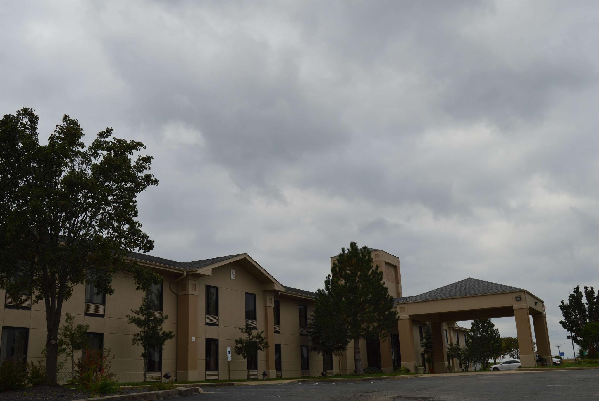 Days Inn & Suites By Wyndham Cuba Exterior photo